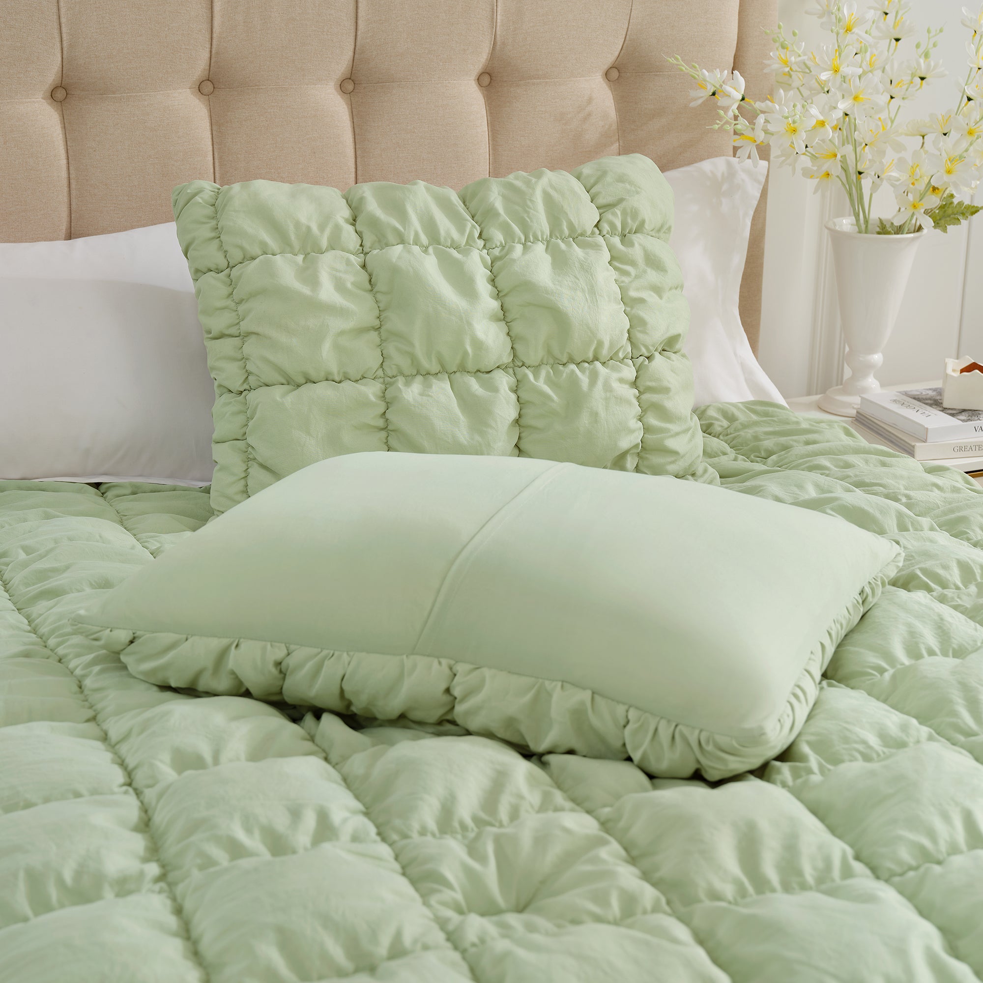 Close up of Pillow of Snuggle Sac All-Season Bubble Comforter Set on bed#color_Sage Green